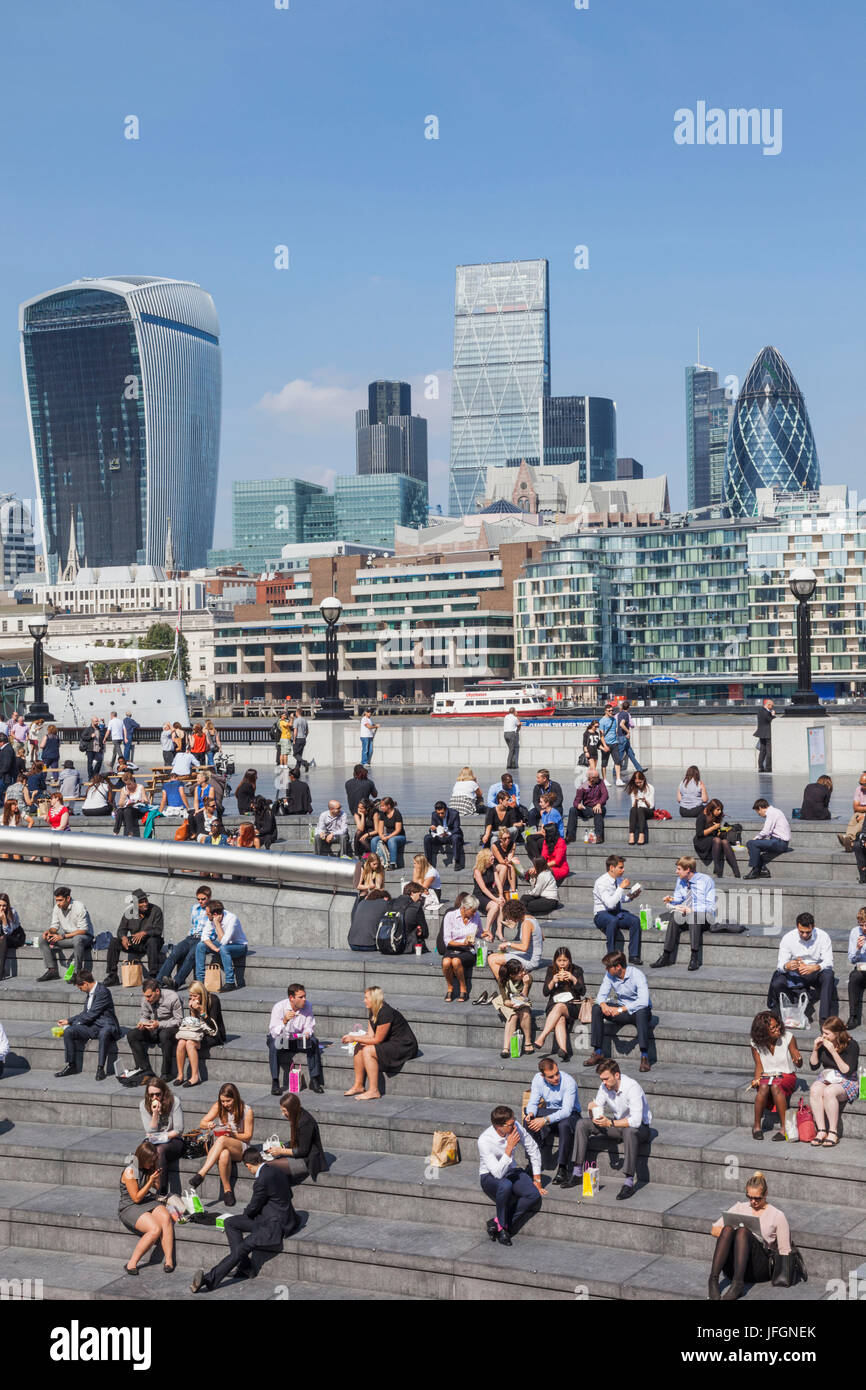 England, London, Menschen und die Skyline der City of London Stockfoto