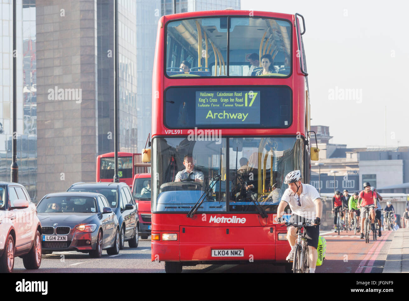 England, London, Rush Hour Traffic Crossing London Bridge Stockfoto