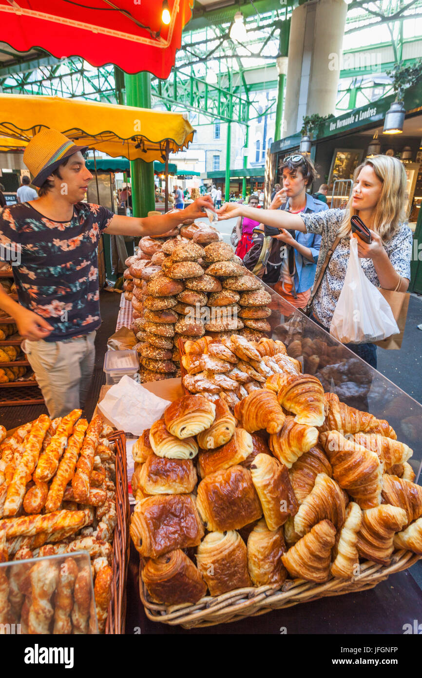 England, London, Southwark, Borough Market, Bäckerei Stall, Anzeige der Croissants Stockfoto