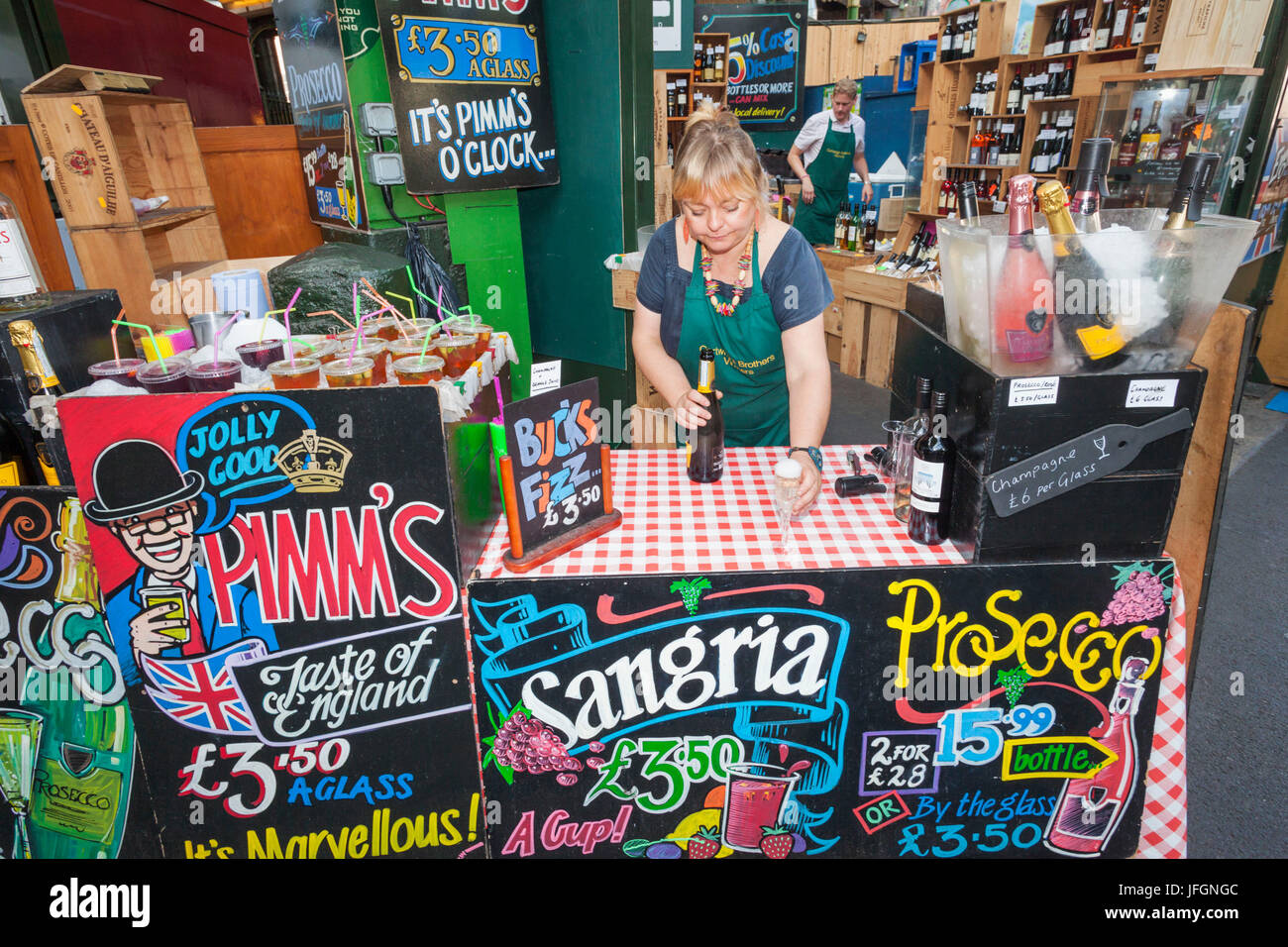 England, London, Southwark, Borough Market, Stall, Verkauf von alkoholischen Getränken Stockfoto
