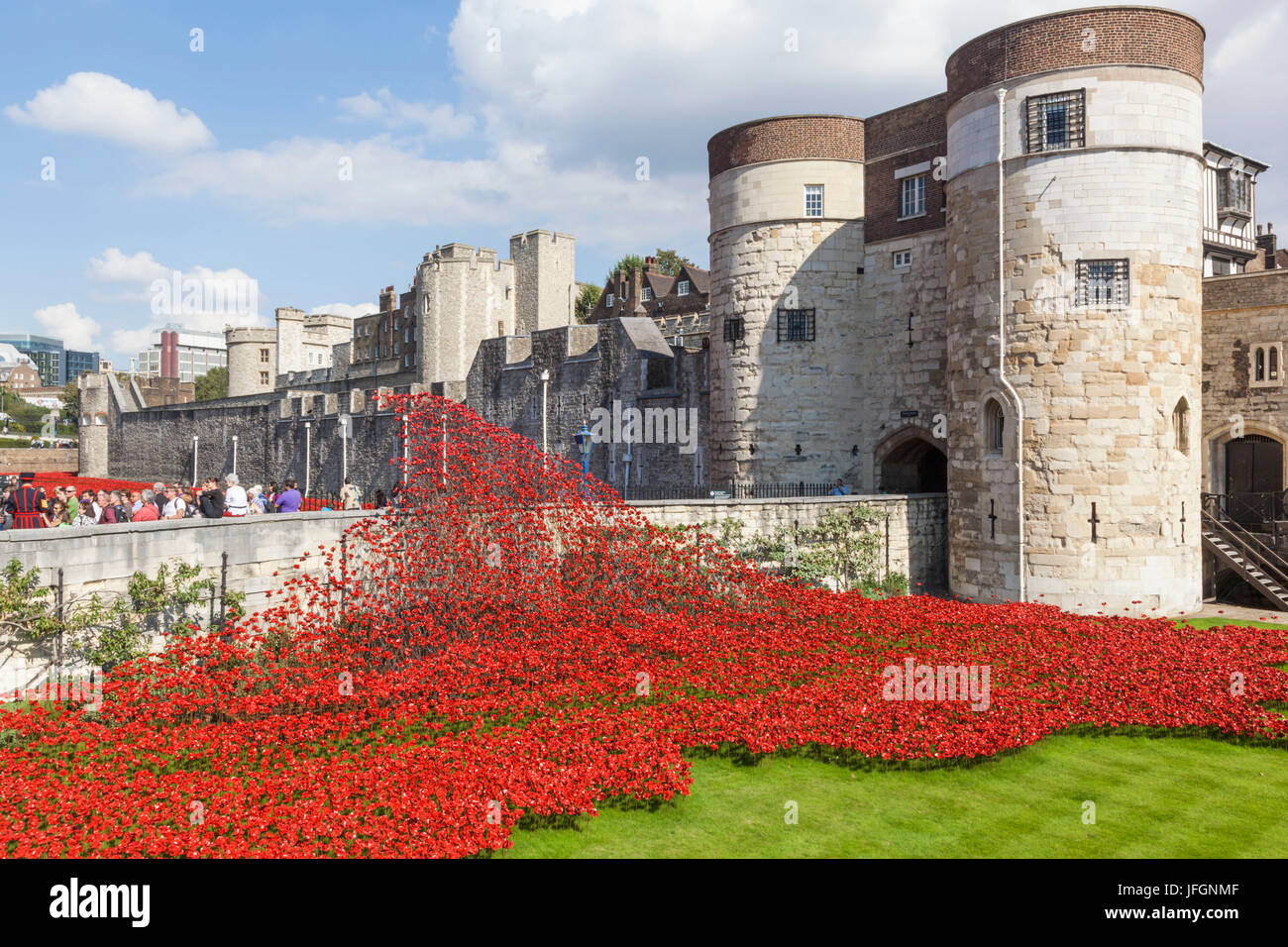 England, London, Tower of London, den Byward Tower Eingang und Mohn Stockfoto