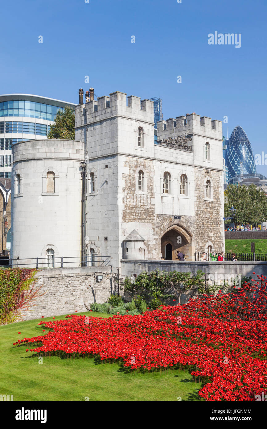 England, London, Tower of London, die mittleren Turm Eingang und Mohn Stockfoto