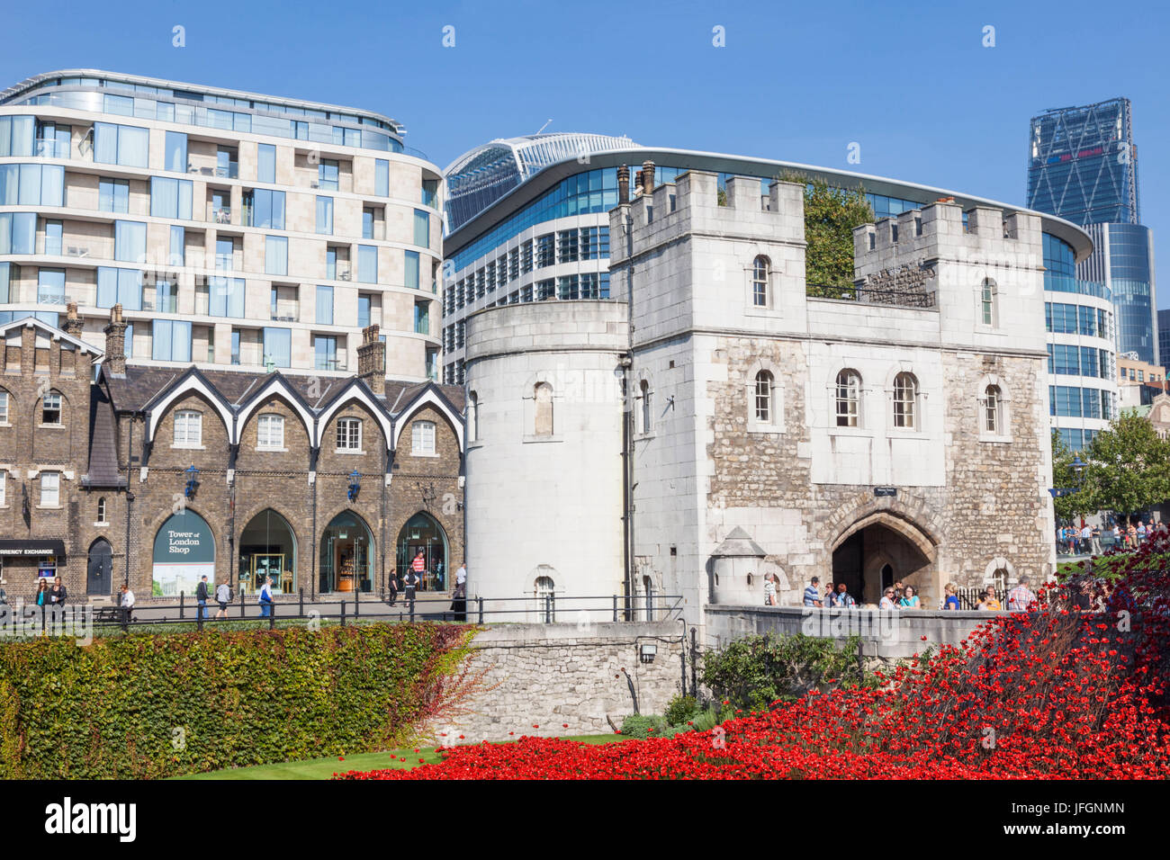 England, London, Tower of London, die mittleren Turm Eingang und Mohn Stockfoto