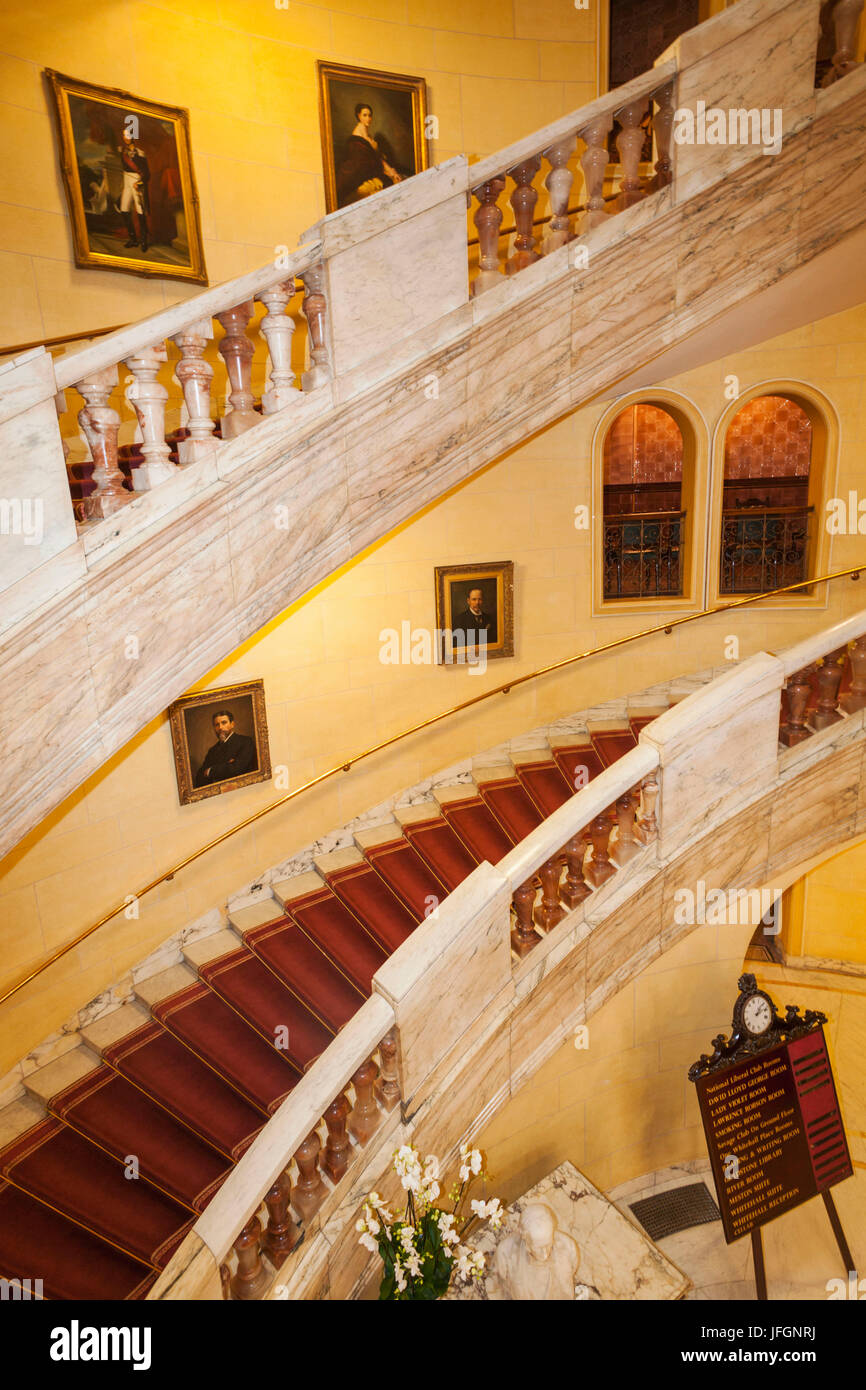 England, London, Whitehall, National Liberal Club, die innere Wendeltreppe Stockfoto