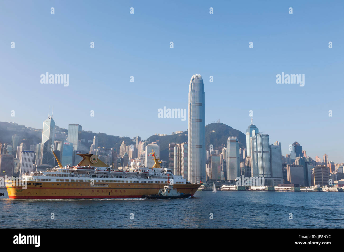 China, Hong Kong, Skyline der Stadt und Kreuzfahrtschiff Stockfoto