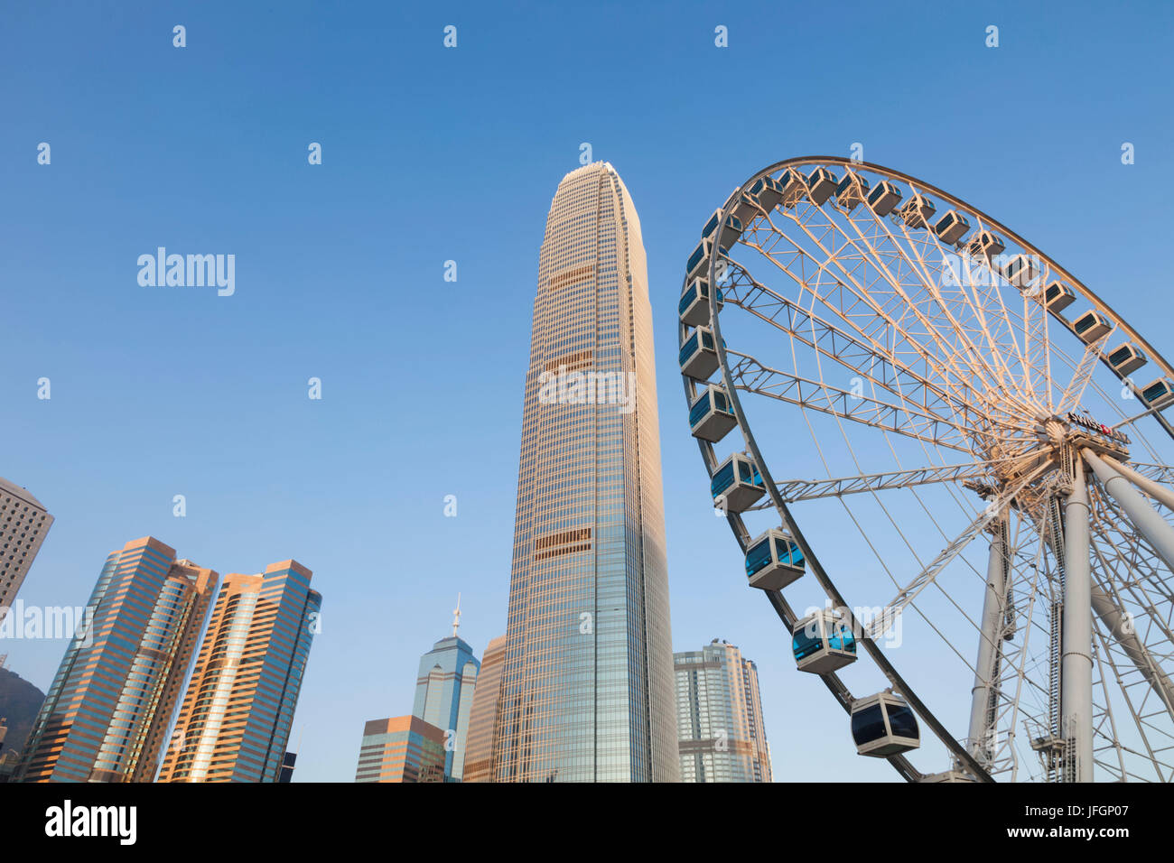 China, Hongkong, Central, Hong Kong Riesenrad und die International Finance Centre (IFC) Stockfoto