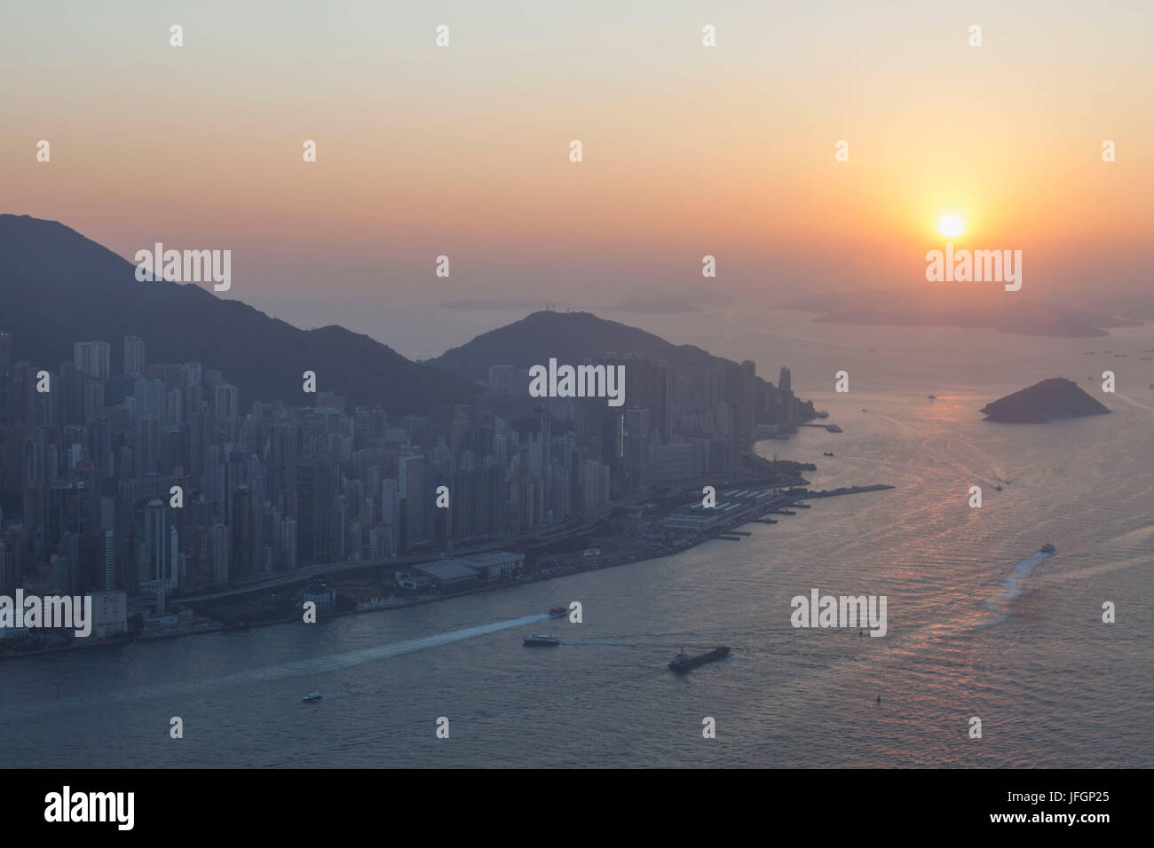 China, Hong Kong, International Commerce Centre, Blick auf den Sonnenuntergang über Hong Kong Island von der Sky100 Aussichtsplattform Stockfoto