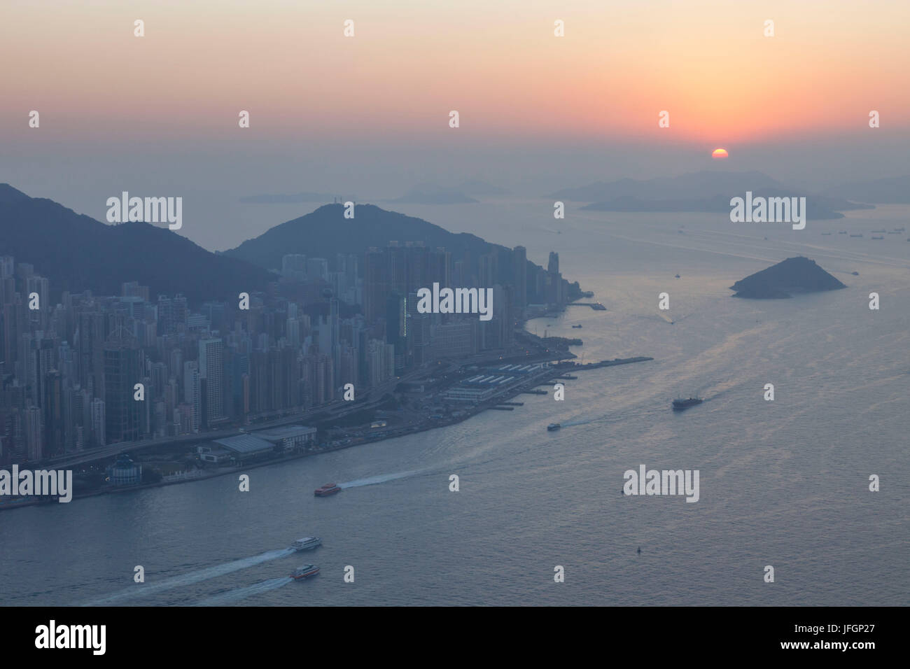 China, Hong Kong, International Commerce Centre, Blick auf den Sonnenuntergang über Hong Kong Island von der Sky100 Aussichtsplattform Stockfoto