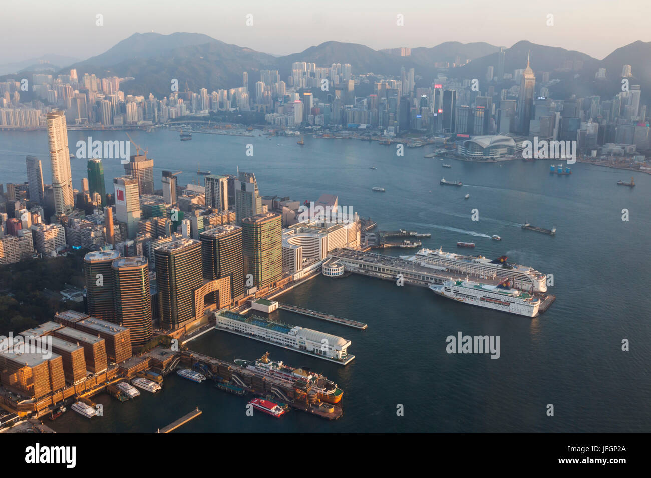 China, Hong Kong, Kowloon, Skyline von Kowloon und Ocean Terminal Stockfoto