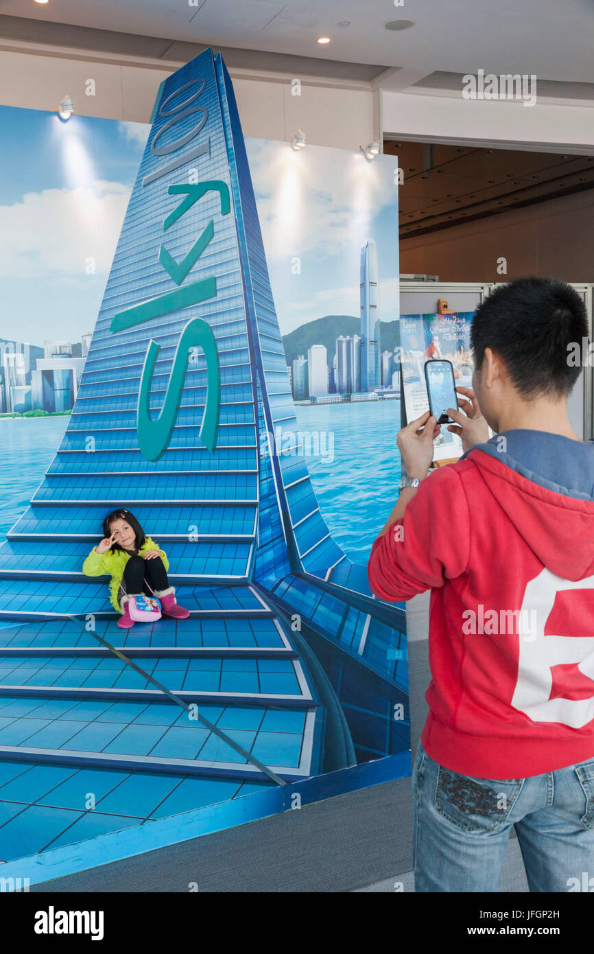 China, Hong Kong, Kowloon, International Commerce Centre (ICC), dem Sky100 Aussichtsplattform, Kind posiert mit Studio-Hintergrund Stockfoto