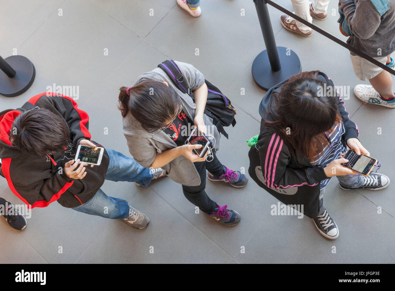 China, Hong Kong, Apple Store Kunden Verwendung elektronischer Geräte Stockfoto