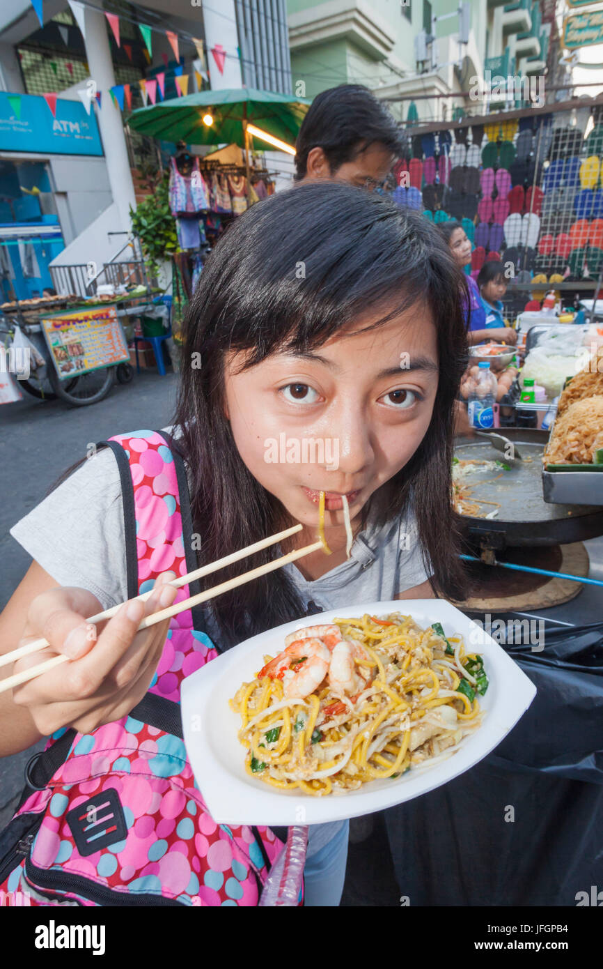 Weibliche asiatische Touristen Essen, Khaosan Road, Bangkok, Thailand Pad Thai Stockfoto