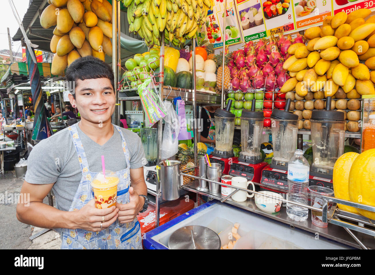 Thailand, Bangkok, Khaosan Road, frisches Obst Saft Hersteller Stockfoto