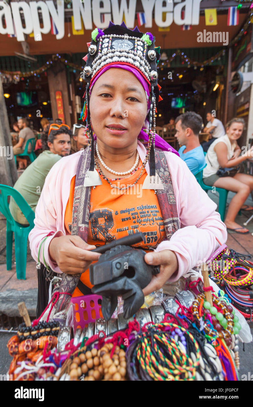 Thailand, Bangkok, Khaosan Road, Hilltribe Frau mit Souvenirs Stockfoto