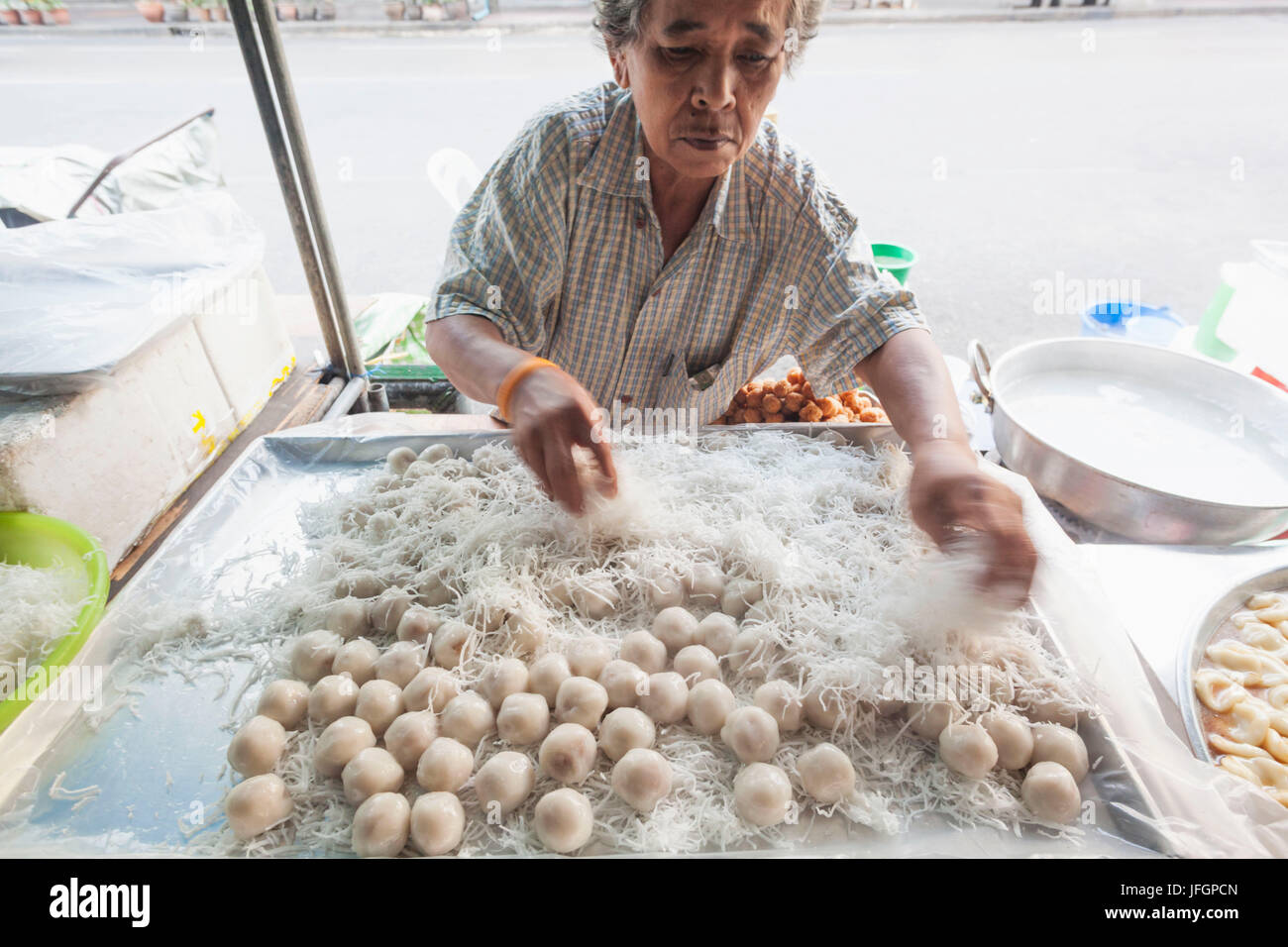 Thailand, Bangkok, Khaosan Road, Lady macht traditionelle Reis basierte Desserts Stockfoto