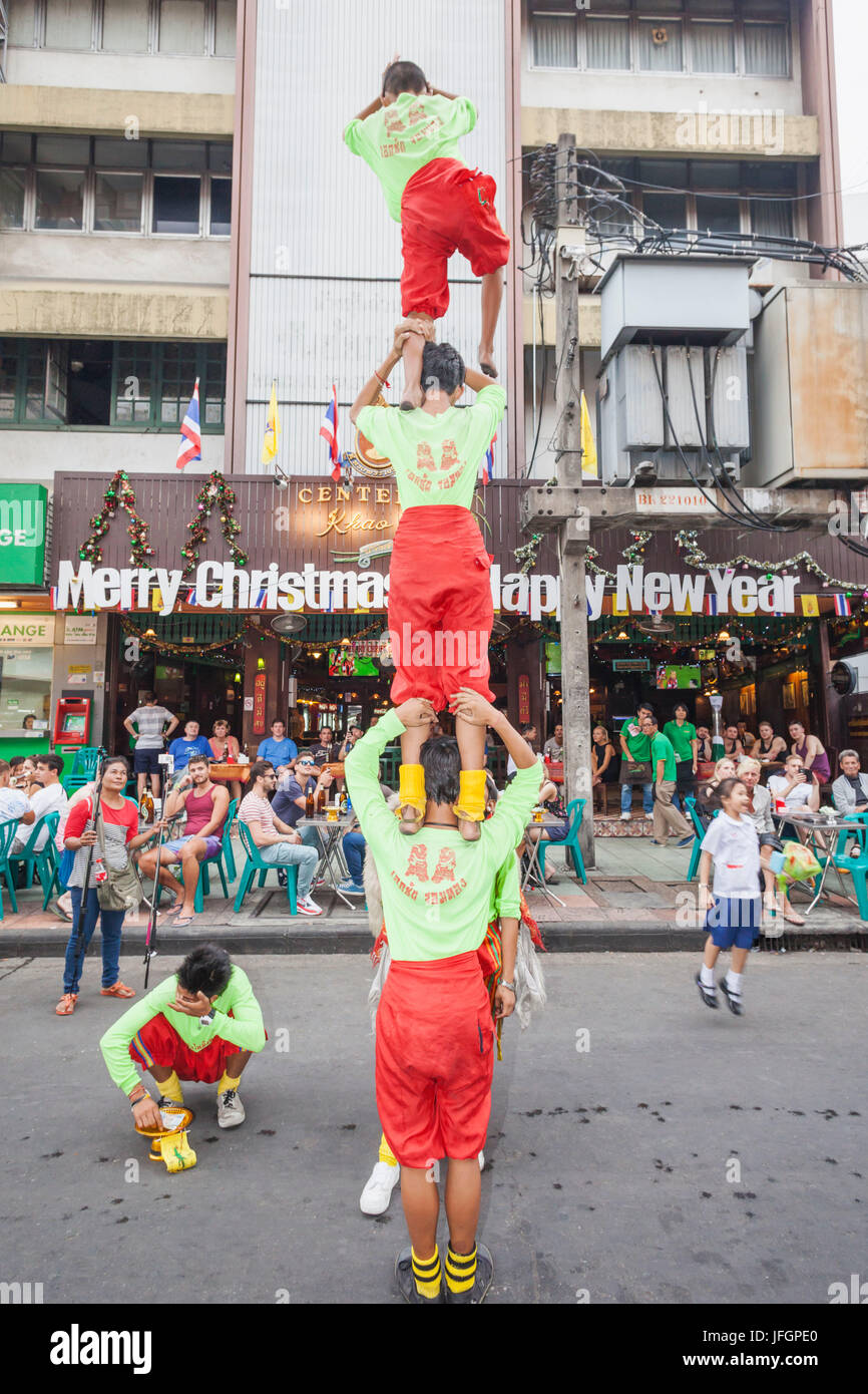 Thailand, Bangkok, Khaosan Road, Street Performance von akrobatischen Troupe Stockfoto