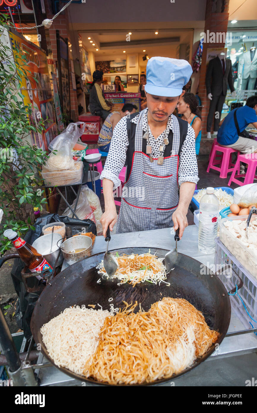 Thailand, Bangkok, Khaosan Road, Straßenhändler Pad Thai Kochen Stockfoto