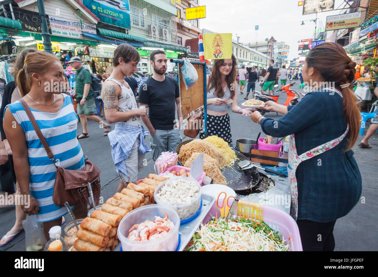 Thailand, Bangkok, Khaosan Road, Straßenhändler Pad Thai Kochen Stockfoto