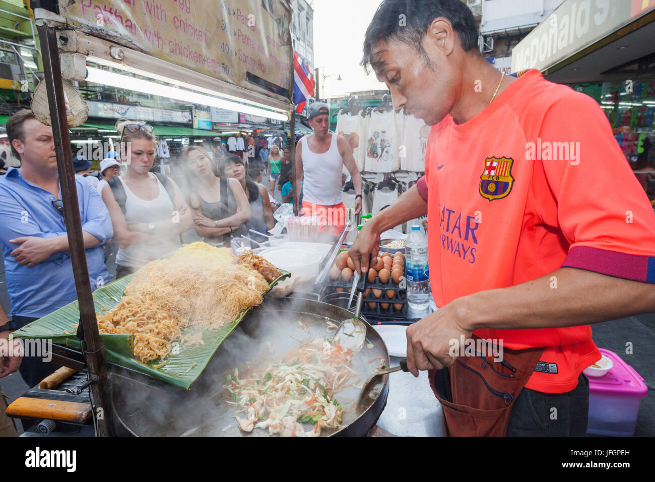 Thailand, Bangkok, Khaosan Road, Straßenhändler Pad Thai Kochen Stockfoto