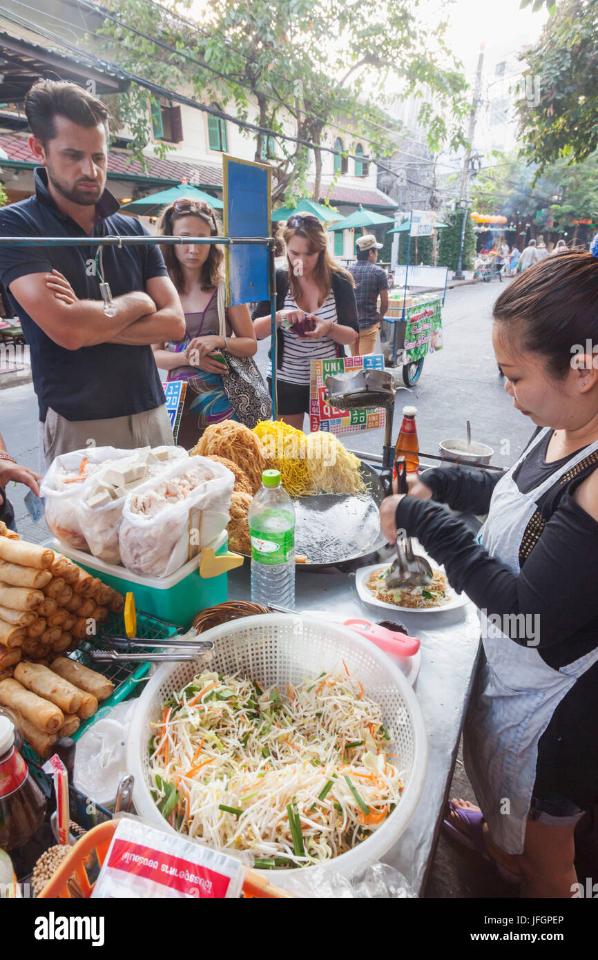 Thailand, Bangkok, Khaosan Road, Straßenhändler Pad Thai Kochen Stockfoto