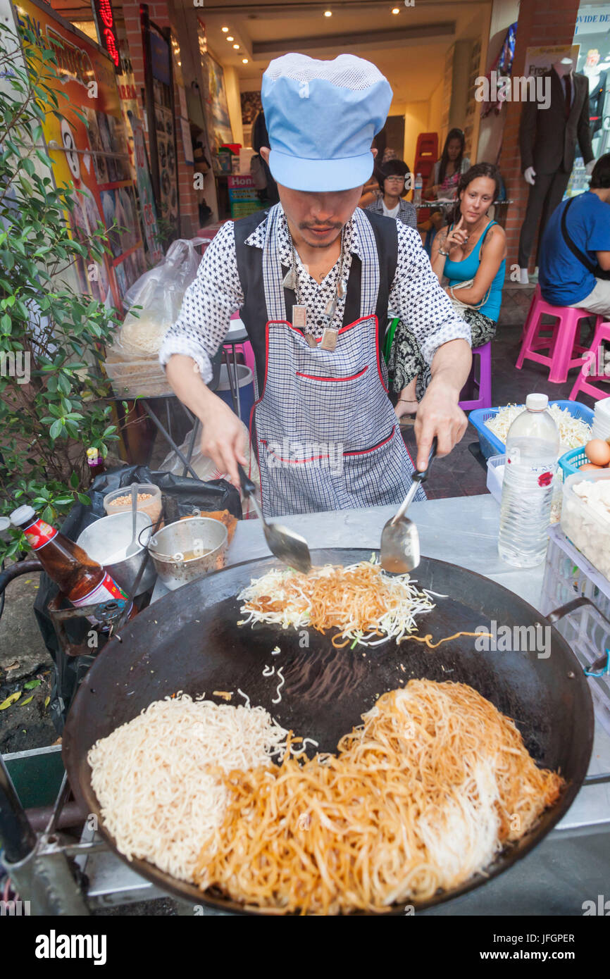 Thailand, Bangkok, Khaosan Road, Straßenhändler Pad Thai Kochen Stockfoto