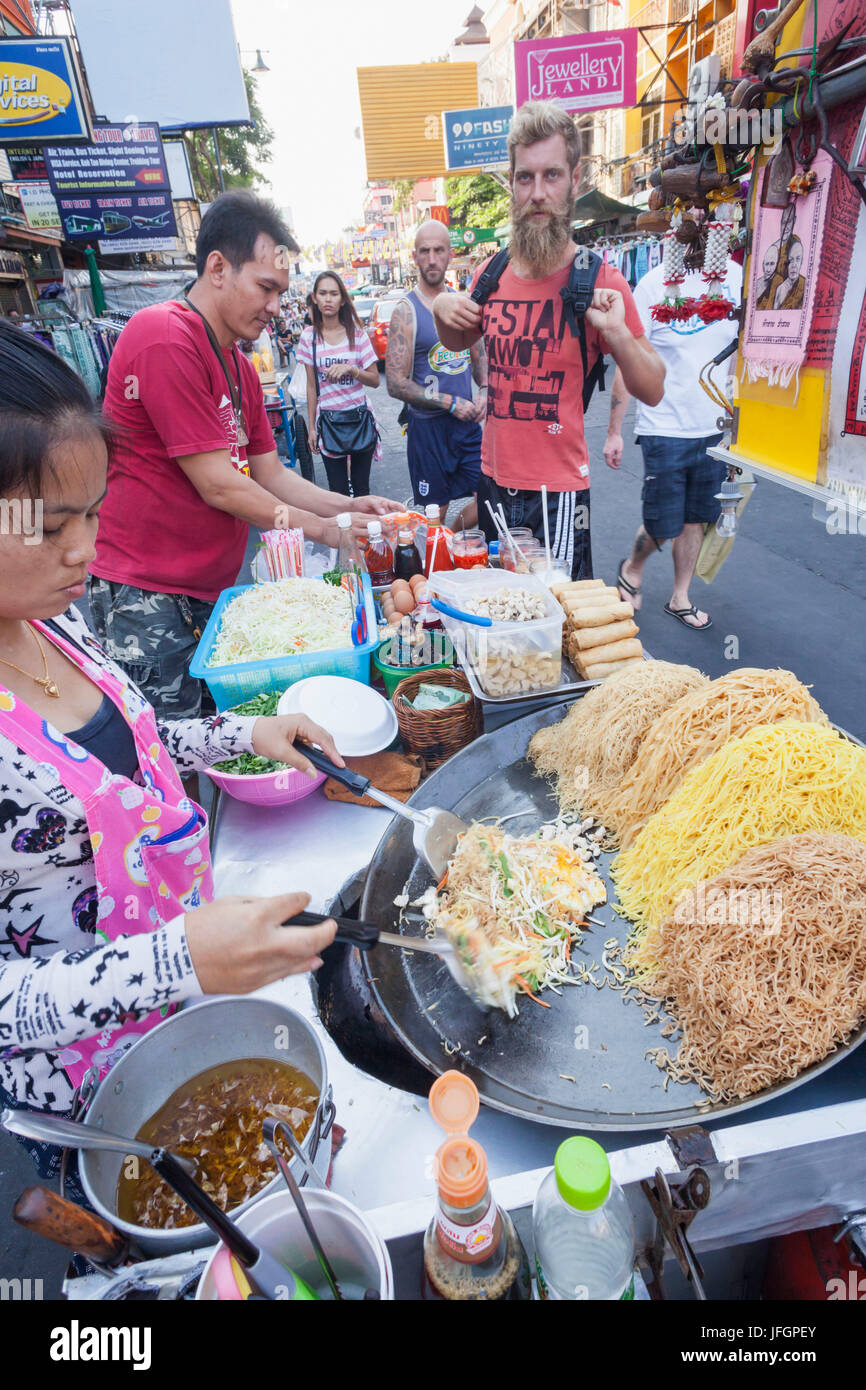 Thailand, Bangkok, Khaosan Road, Straßenhändler Pad Thai Kochen Stockfoto