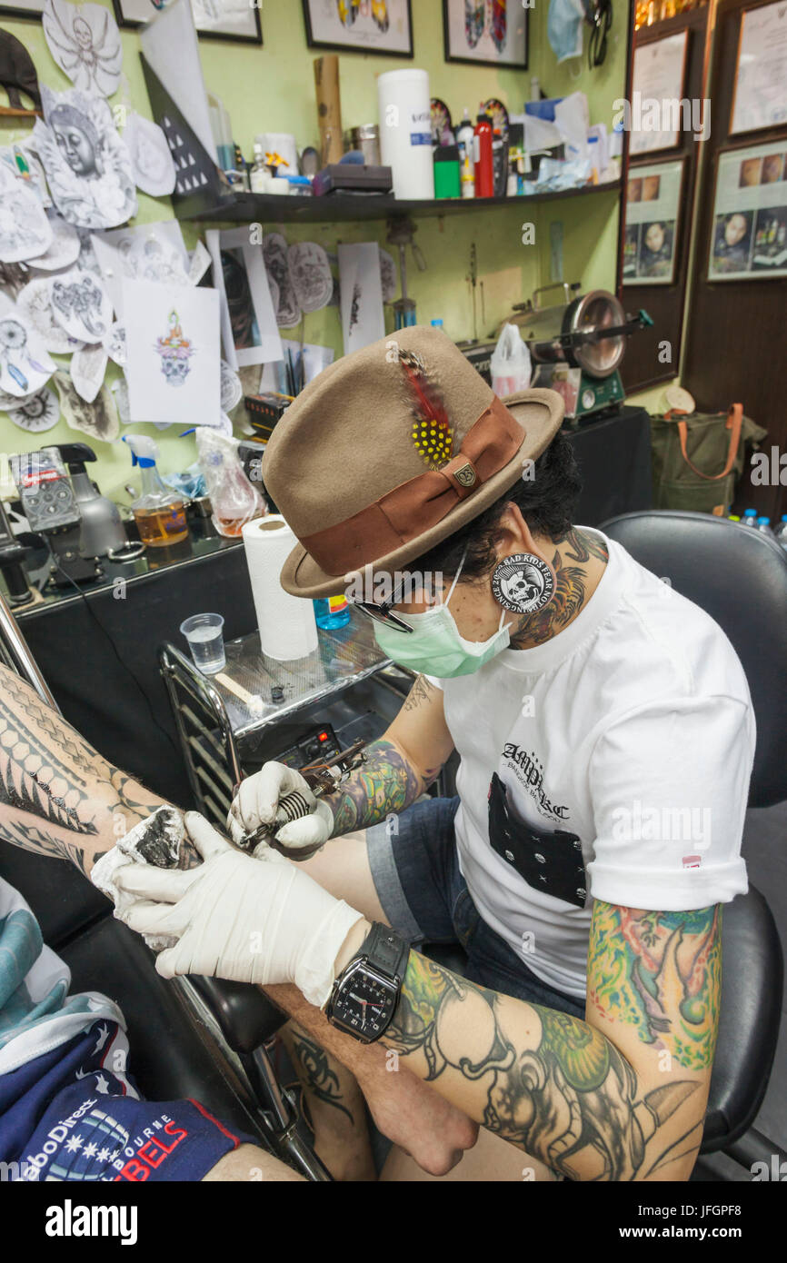 Tattoo artist Fotos und Bildmaterial in hoher Auflösung Alamy