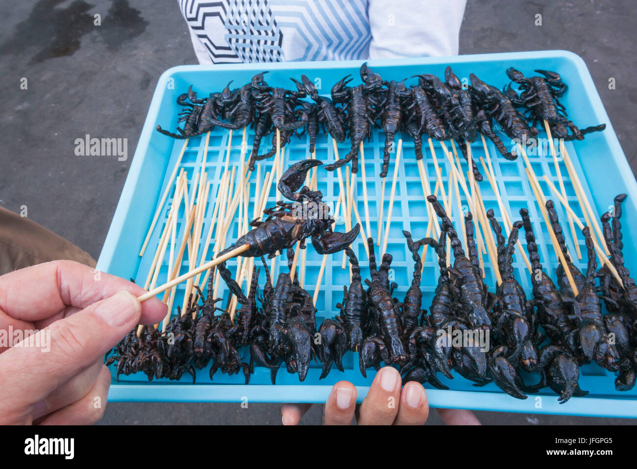 Thailand, Bangkok, Khaosan Road, Tablett mit Fried Scorpions Stockfoto