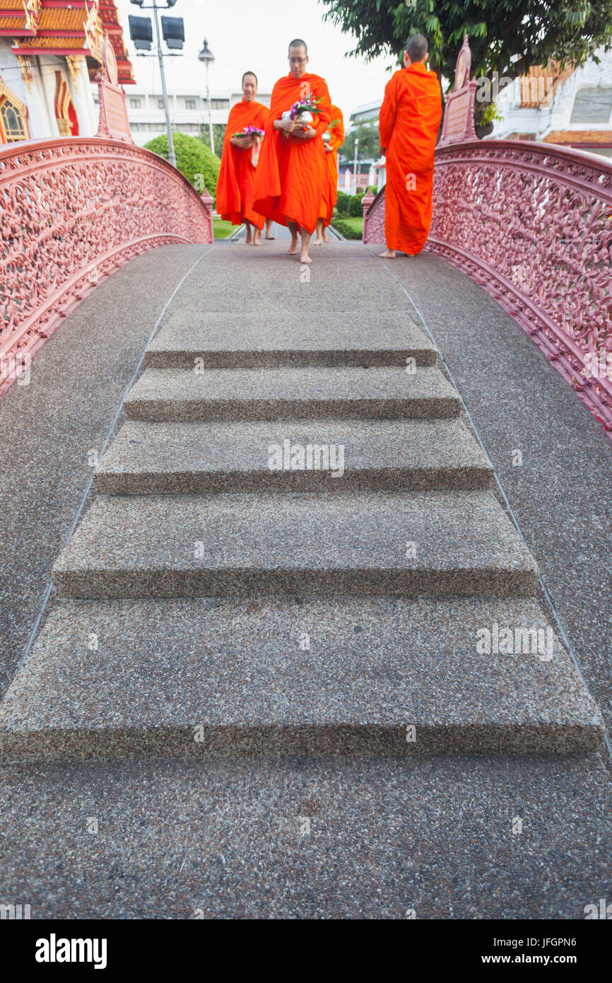 Thailand, Bangkok, Wat Benchamabophit aka The Marble Temple, Mönche Walking gewölbte Brücke Stockfoto