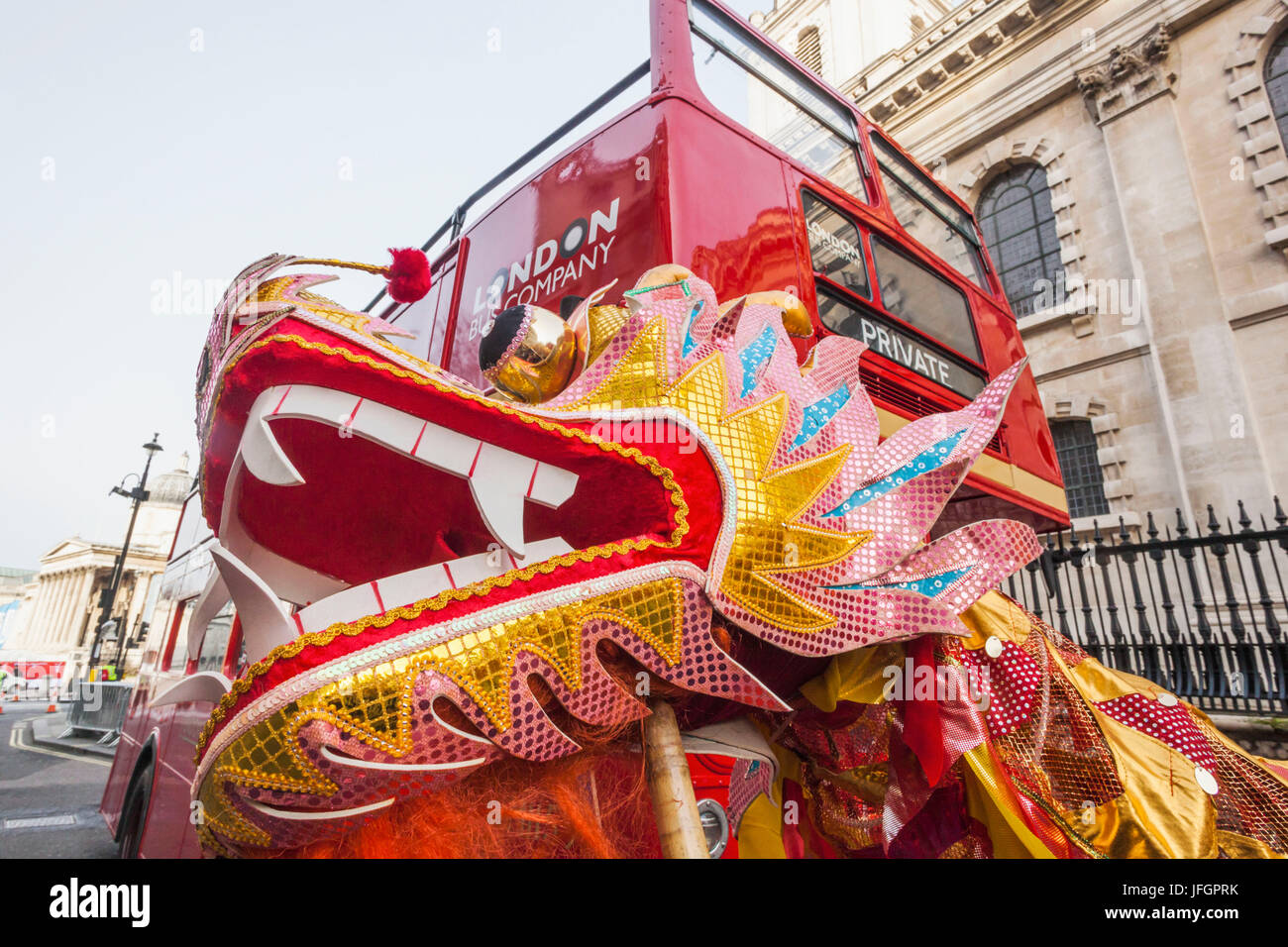 England, London, Soho, Chinatown, Chinese New Year Festival Parade, Drachen und London Red Bus Stockfoto