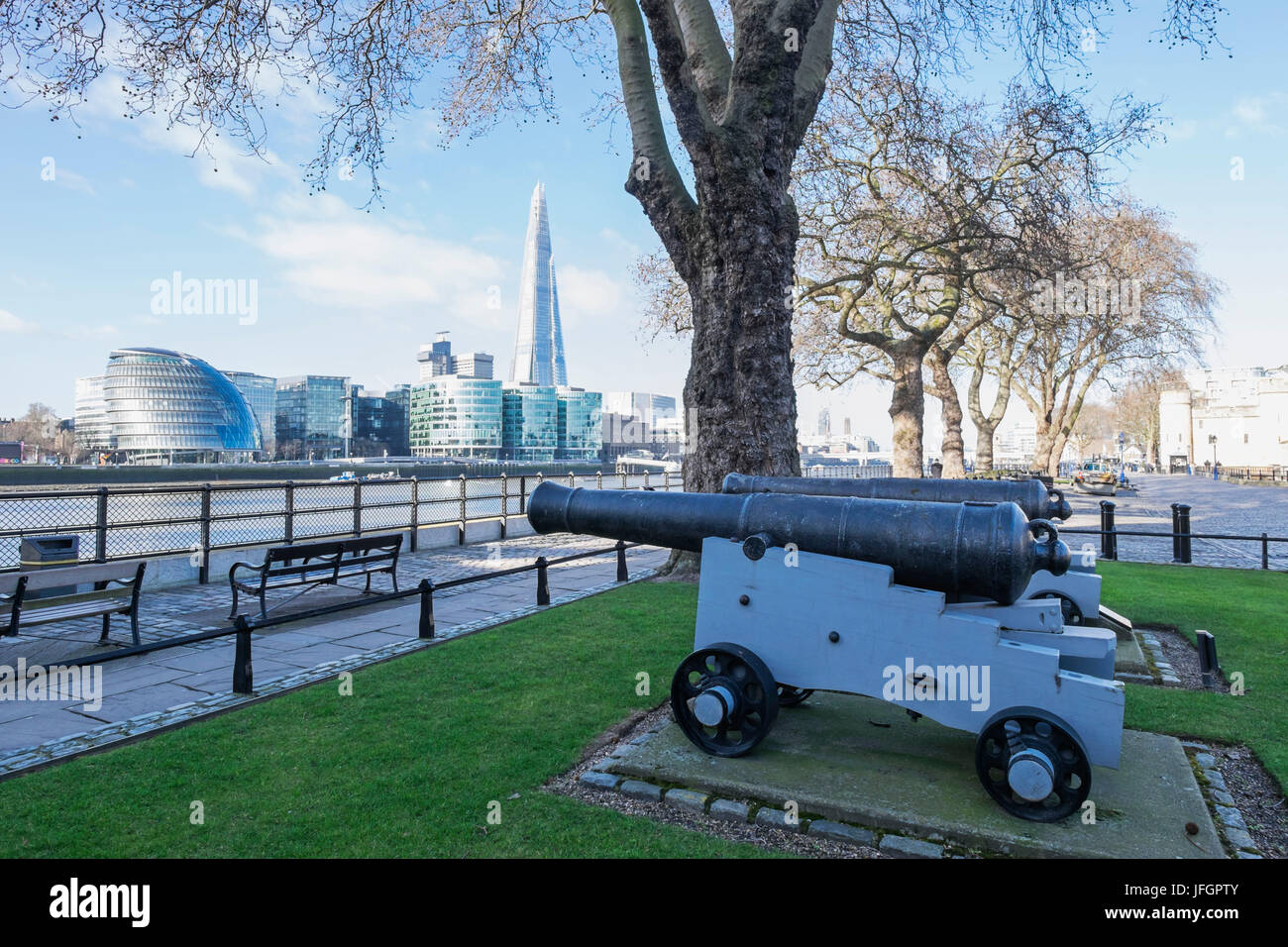 England, London, Southwark, Riverfront Skyline und Tower of London Kanonen Stockfoto