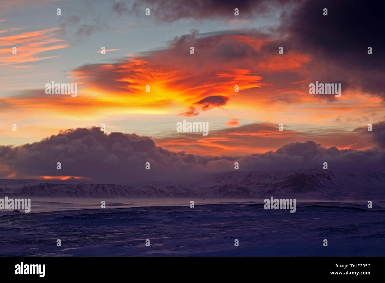 Island, Island, Nord-Ost Region des Myvatn, Roter Himmel über der Myvatnsheidi Stockfoto