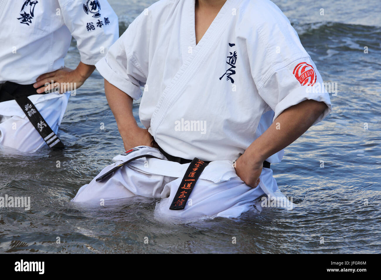 Japanische Kampfkunst Häuser Sportwettkämpfe, sitzen in Meditation Pose am  Strand Ichinomiya Stockfotografie - Alamy