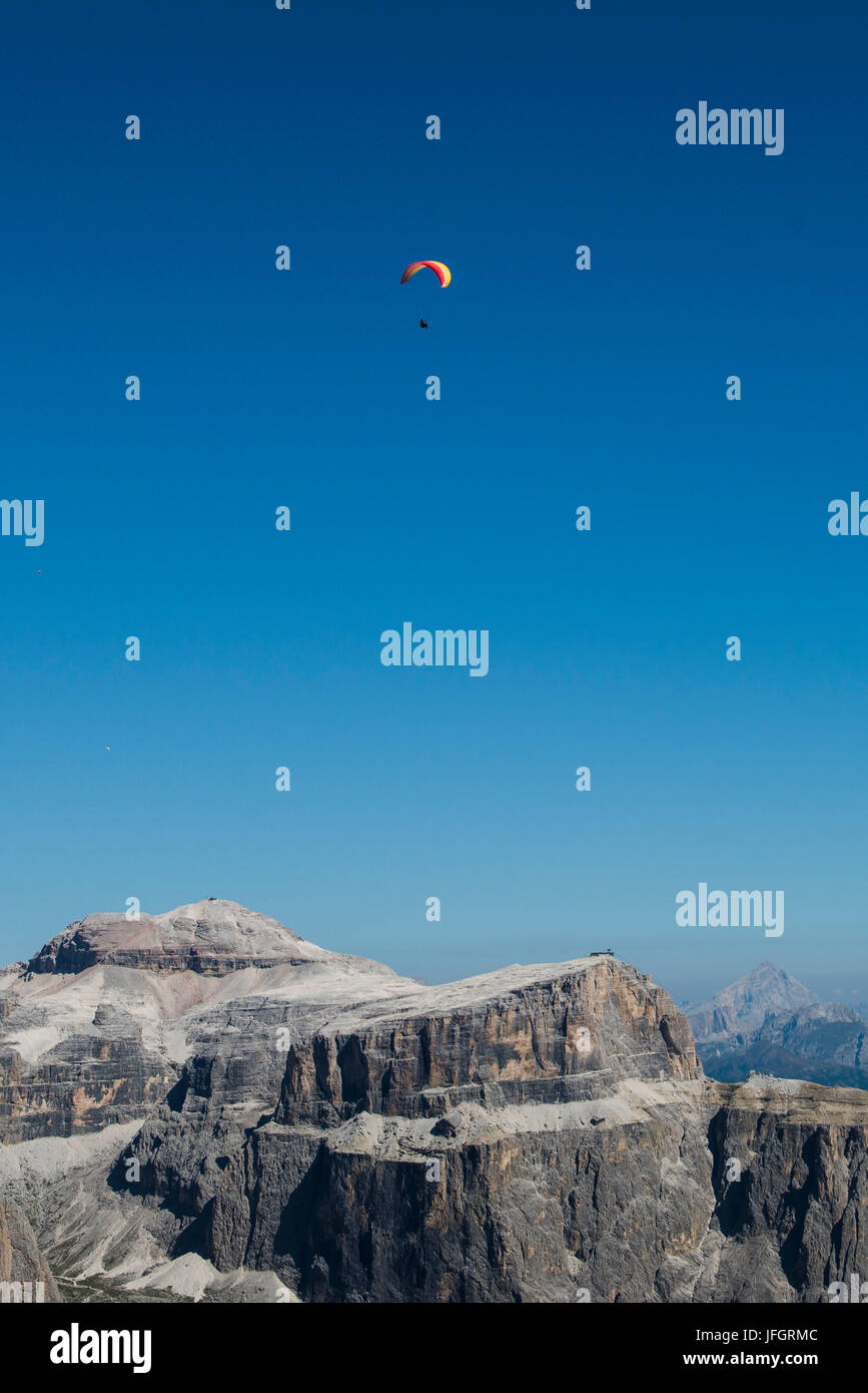 Gleitschirm über Piz Boe und Sas de Pordoi, Dolomiten, Luftbild, hohe Berge, Trentino, Italien Stockfoto