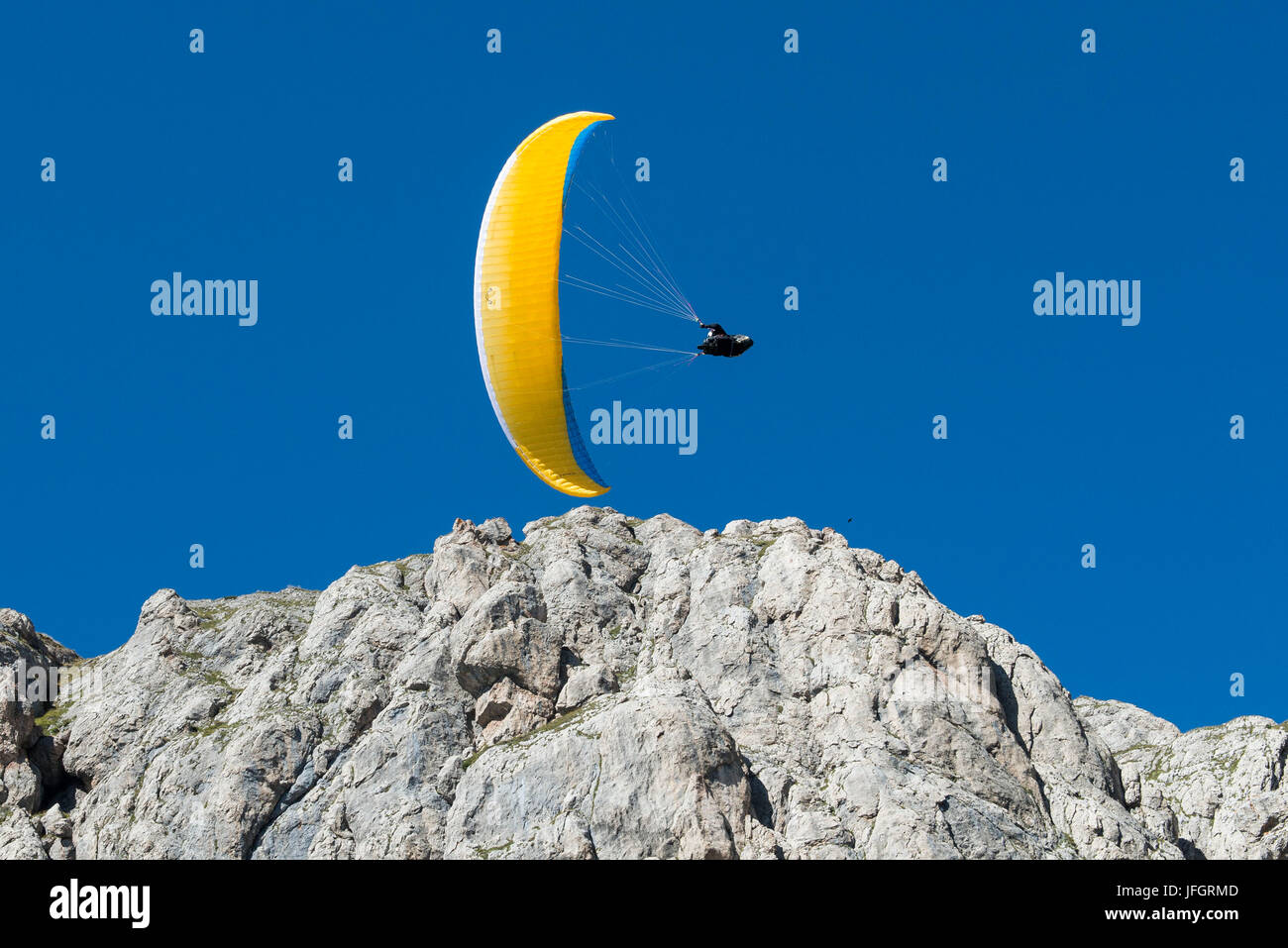 Gleitschirm über Col Rodella, Dolomiten, Luftbild, Hochgebirge, Trentino, Italien Stockfoto