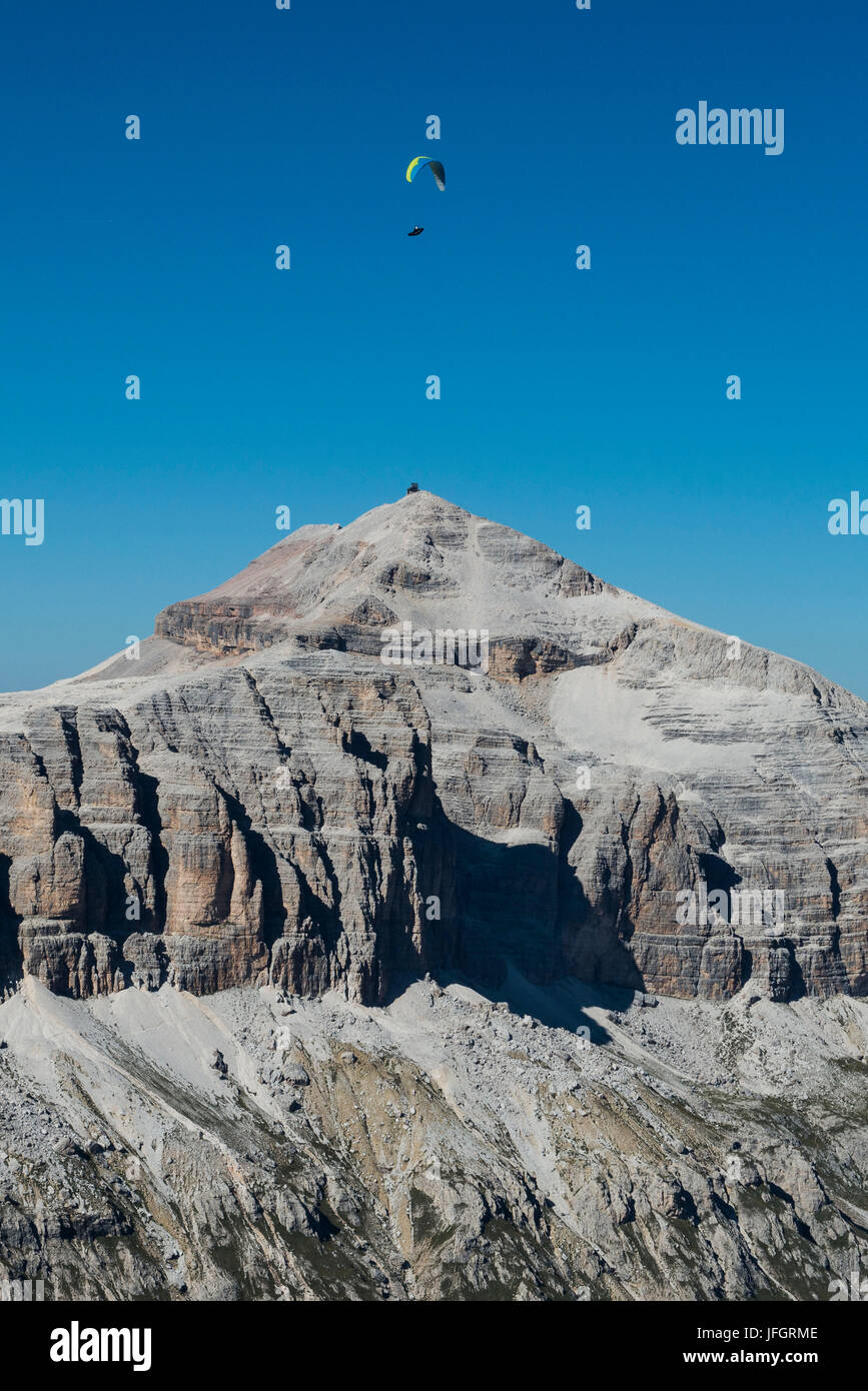 Gleitschirm über Piz Boe, Dolomiten, Luftbild, Hochgebirge, Trentino, Italien Stockfoto