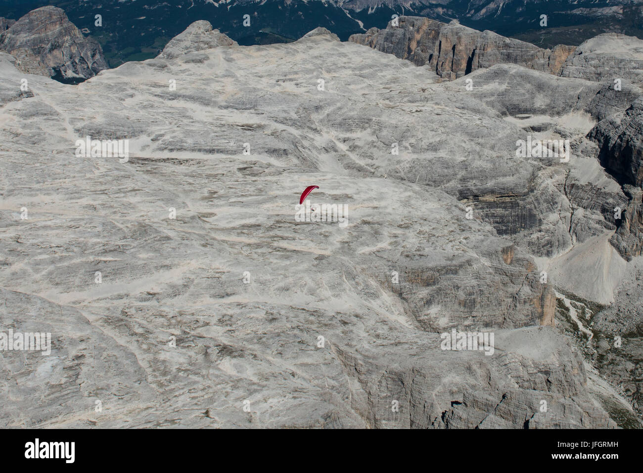 Gleitschirm über Sellagruppe, Dolomiten, Luftbild, hohe Berge, Südtirol, Trentino, Italien Stockfoto