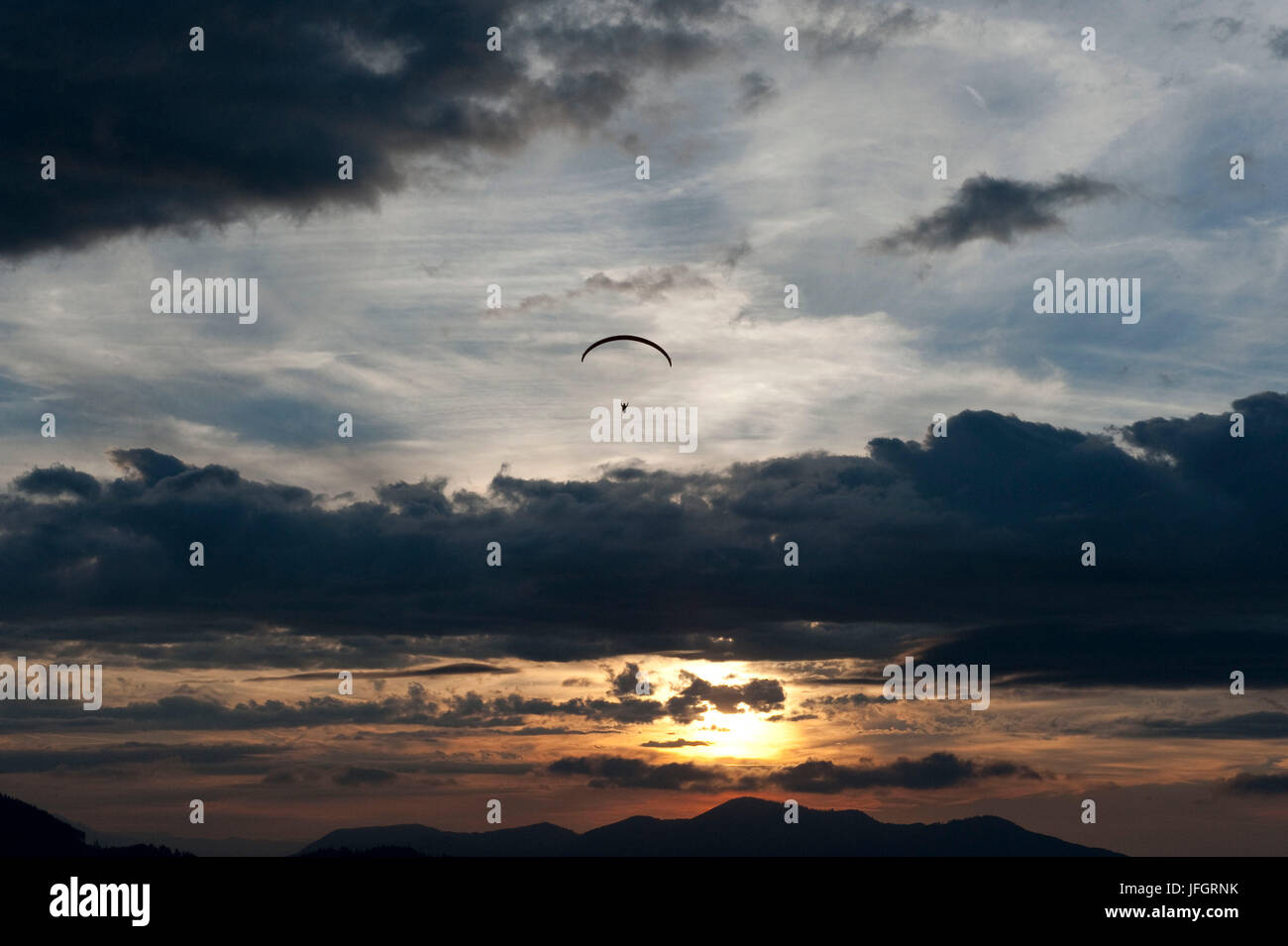 Gleitschirm über Ammers Tal, Abendstimmung, cloud-Spiel, Luftaufnahme Bild, Bayern, Deutschland Stockfoto