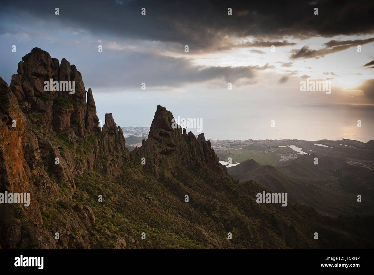 Gleitschirm über Teneriffa, Vulkan-Fels, Abendstimmung, Wolke Spiel, Luftaufnahme Bild, Kanarische Inseln, Spanien Stockfoto