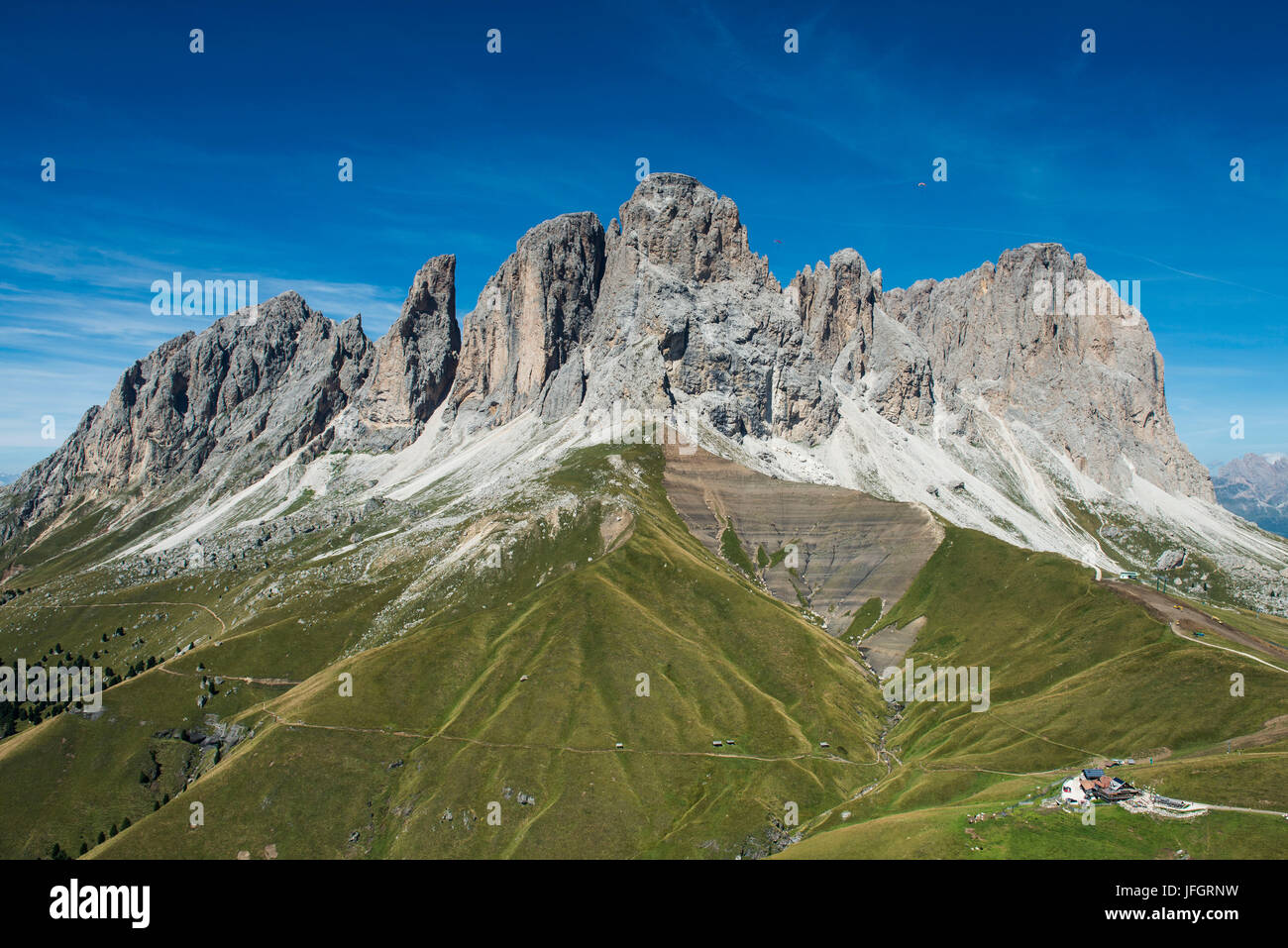 Langkofelgruppe, Sprossenwand, Punta Grohmann, Plattkofels, Langkofel, Il Dente, Cinque Dita, Dolomiten, Rifugio Friedrich-August, Gleitschirm, Luftbild, Hochgebirge, Trentino, Italien Stockfoto