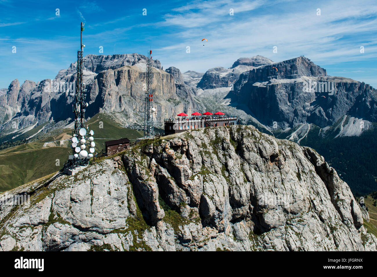 Col Rodella, Sprossenwand, Terrasse mit Meerblick, Dolomiten, Rifugio Col Rodella, Ferrata Col Rodella, Sellagruppe, Mast, Gleitschirm, Luftbild, Hochgebirge, Trentino, Italien Stockfoto