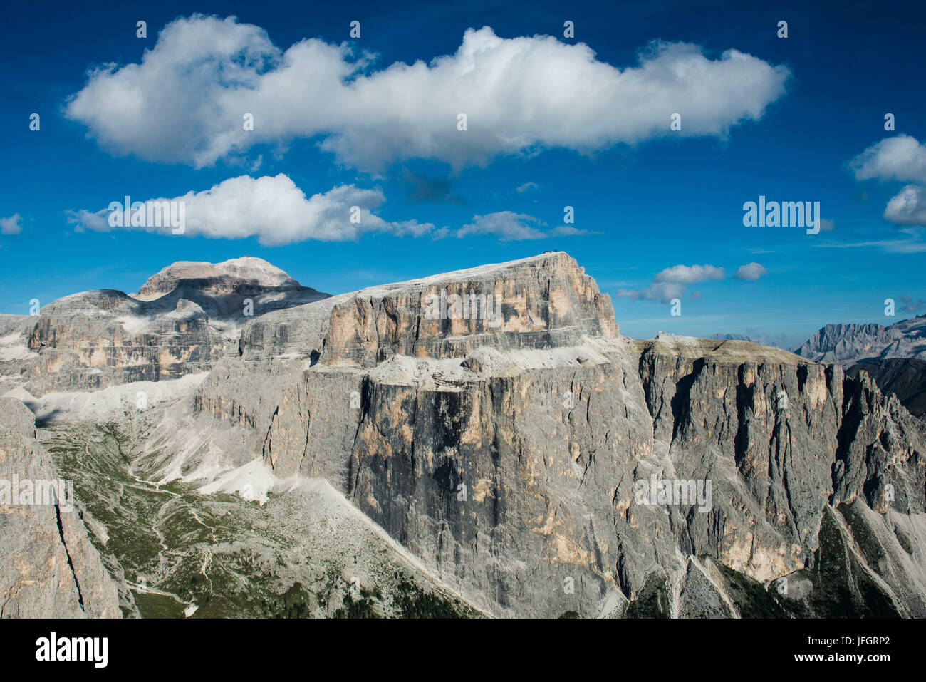 Sellagruppe mit Piz Boe und Sas de Pordoi, Dolomiten, Luftbild, hohe Berge, Trentino, Italien Stockfoto