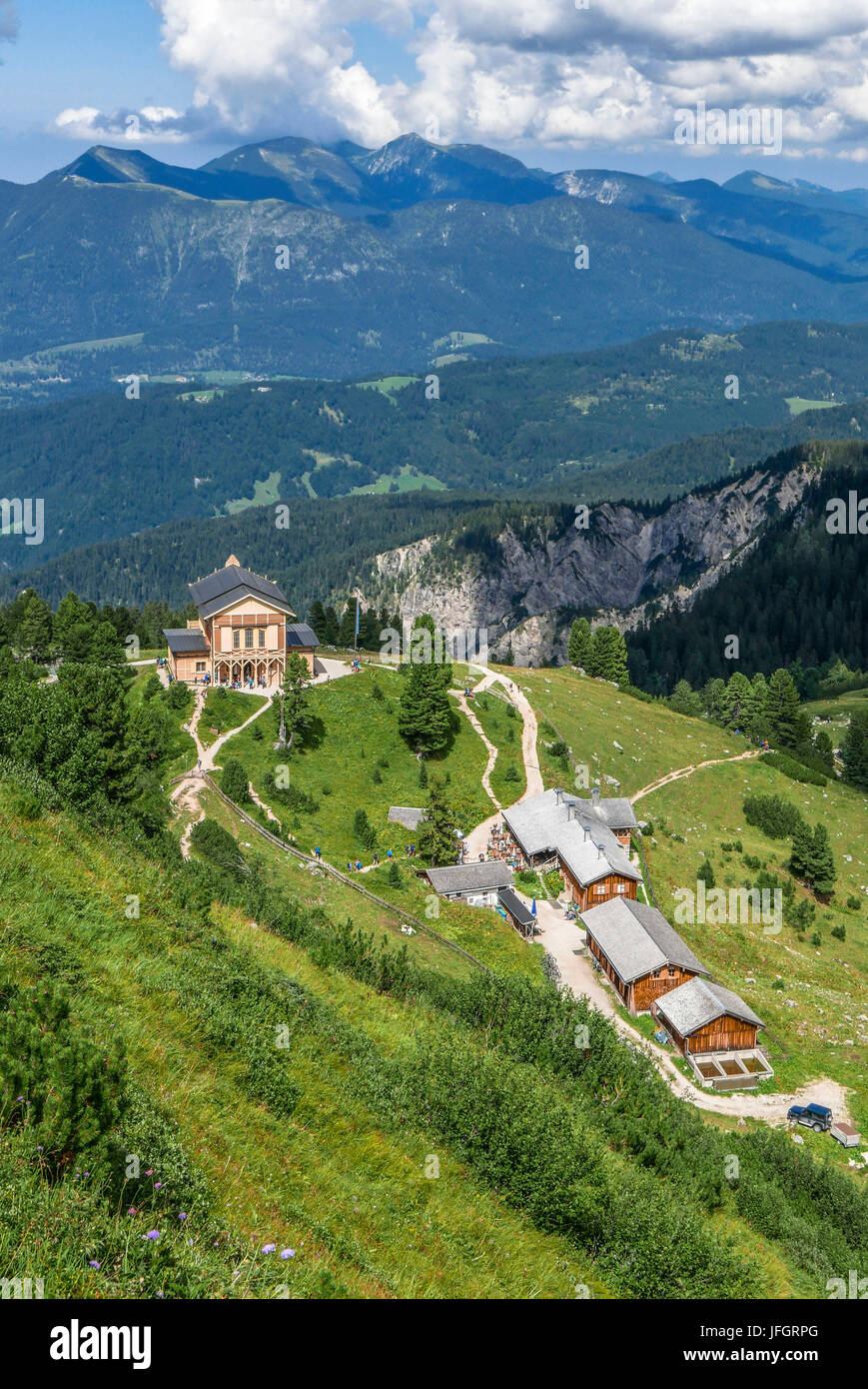 Königshaus am Schachen mit Schachen House, Wettersteingebirge, Blick über Eckbauer auf Estergebirge, Stockfoto