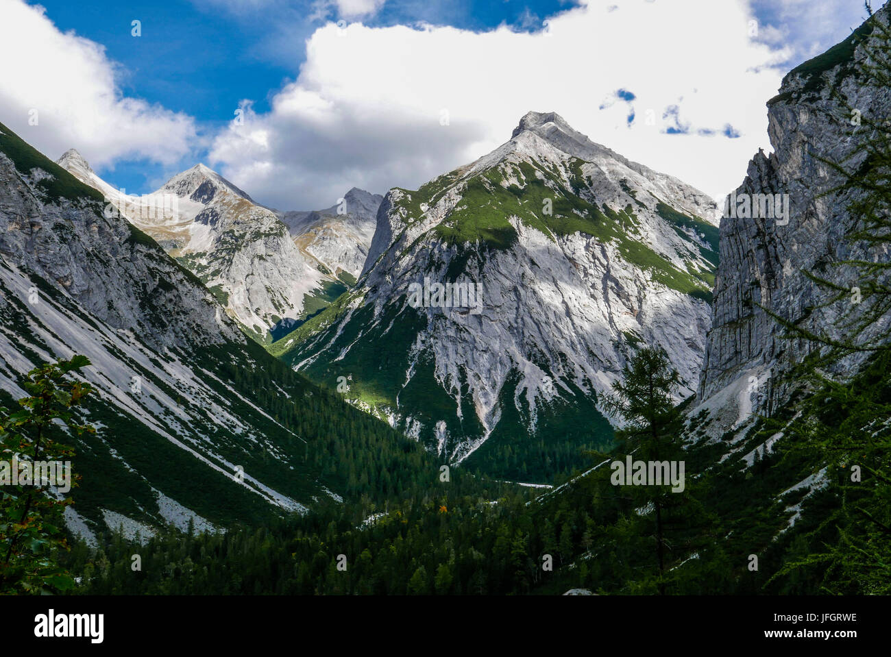 Zeigen Sie über Roßloch auf Moserkarspitze und südliche Sonnenspitze, Karwendel, Tirol an Stockfoto