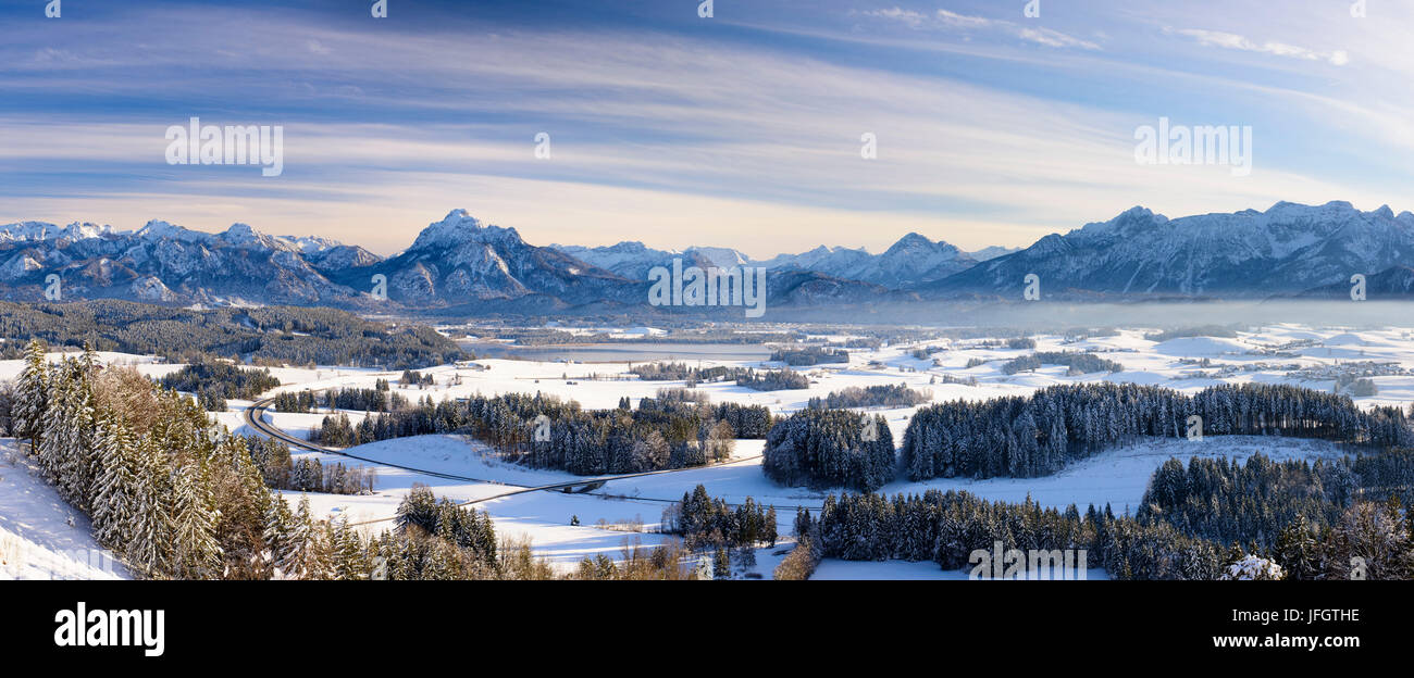 Panorama in Bayern mit Alpen und Forggensee in der Nähe von Füssen Stockfoto