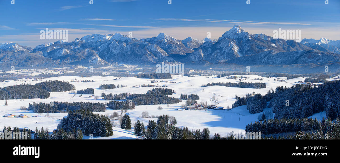 Panorama in Bayern mit Alpen und Forggensee in der Nähe von Füssen Stockfoto