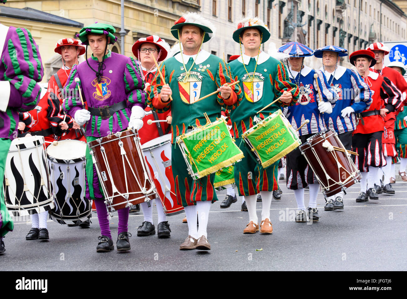Oktoberfest im Jahr 2015 mit Trachten und Schutz Prozession, Vereinigung von Deutsch-Südwest-Fanfare Züge, Stockfoto