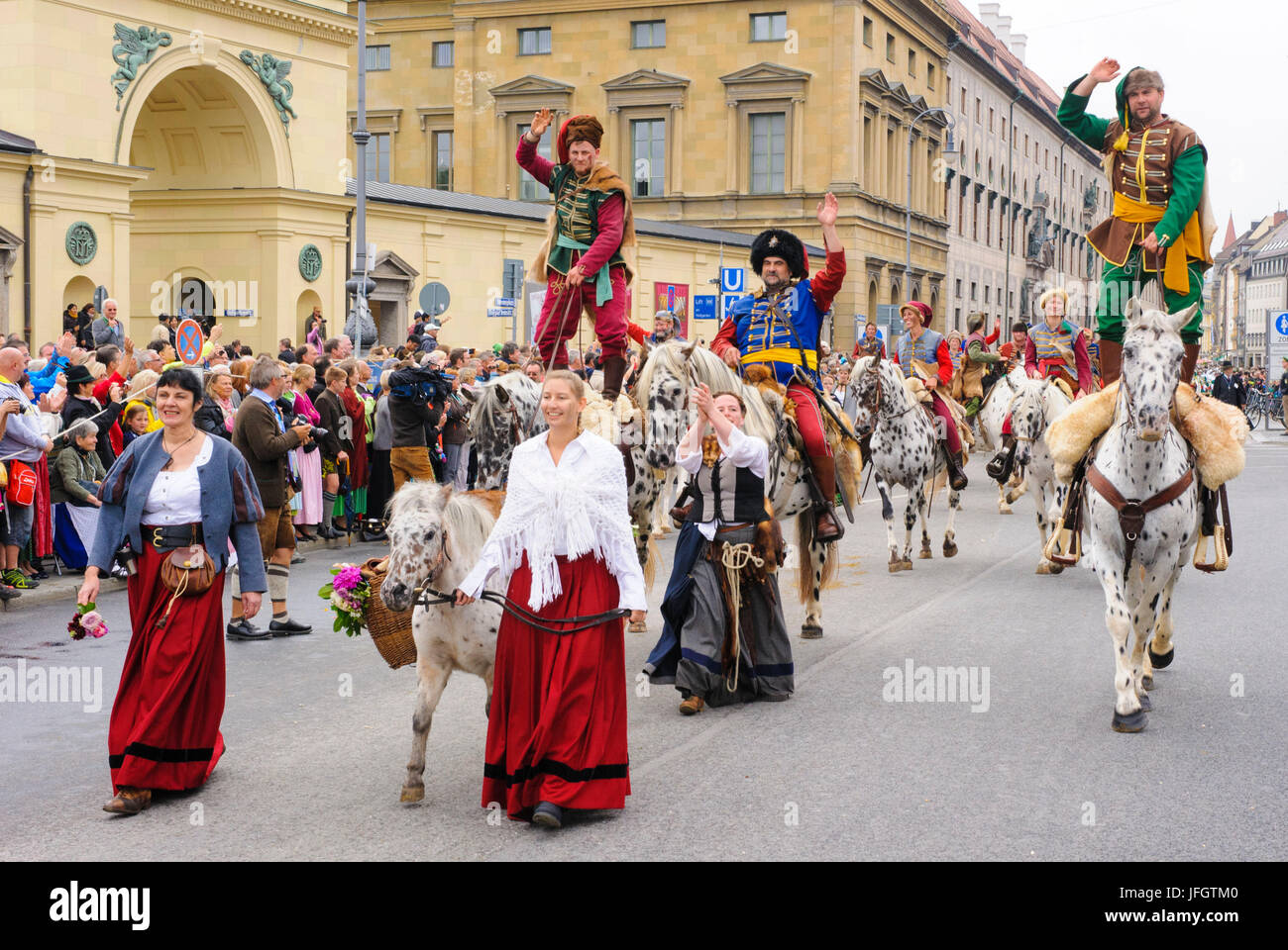 Oktoberfest im Jahr 2015 mit Trachten und Schutz Prozession, Kroaten auf dem Pferderücken, Stockfoto