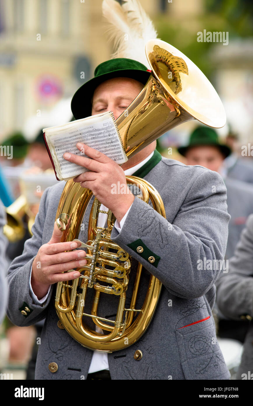 Oktoberfest 2015 mit traditionellen Kostümen und Schutz Prozession, Musikgruppe aus Glonn / Oberösterreich Bayern, Stockfoto