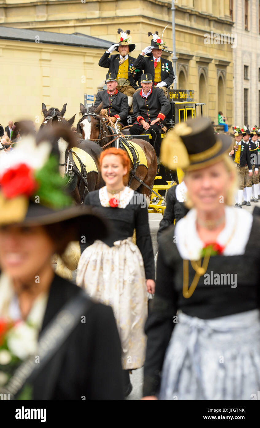 Oktoberfest im Jahr 2015 mit Trachten und Schutz Prozession Kapellen vom Achensee - Österreich Stockfoto